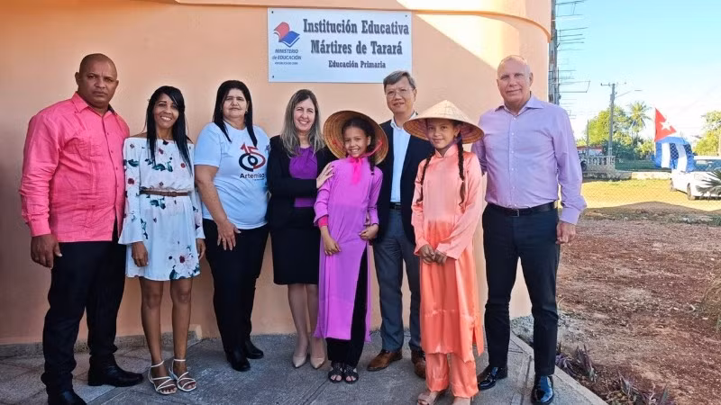 Đại sứ Lê Quang Long chụp ảnh cùng giáo viên và học sinh Trường tiểu học các liệt sĩ Tarará. (Ảnh: Đại sứ quán Việt Nam tại Cuba)