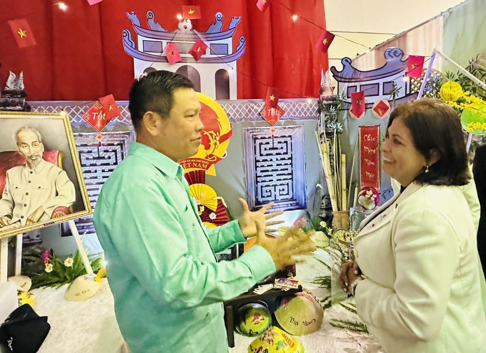 Đại sứ Vũ Trung Mỹ giới thiệu về Không gian “Việt Nam-Đất nước, Con người” với Giáo sư-Tiến sĩ Antonina D’Amico. (Ảnh: Đại sứ quán Việt Nam tại Venezuela) ds-vtm-gioi-thieu-voi-giao-su-tien-sy-antonina-damico-pho-hieu-truong-truong-usm-1.jpg