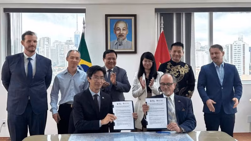 Đại diện Phòng Thương mại Brazil-Việt Nam và Phòng Thương mại và Công nghiệp Brazil-Việt Nam bang Espírito Santo ký kết Biên bản ghi nhớ.(Ảnh: Đại sứ quán Việt Nam tại Brazil cung cấp)