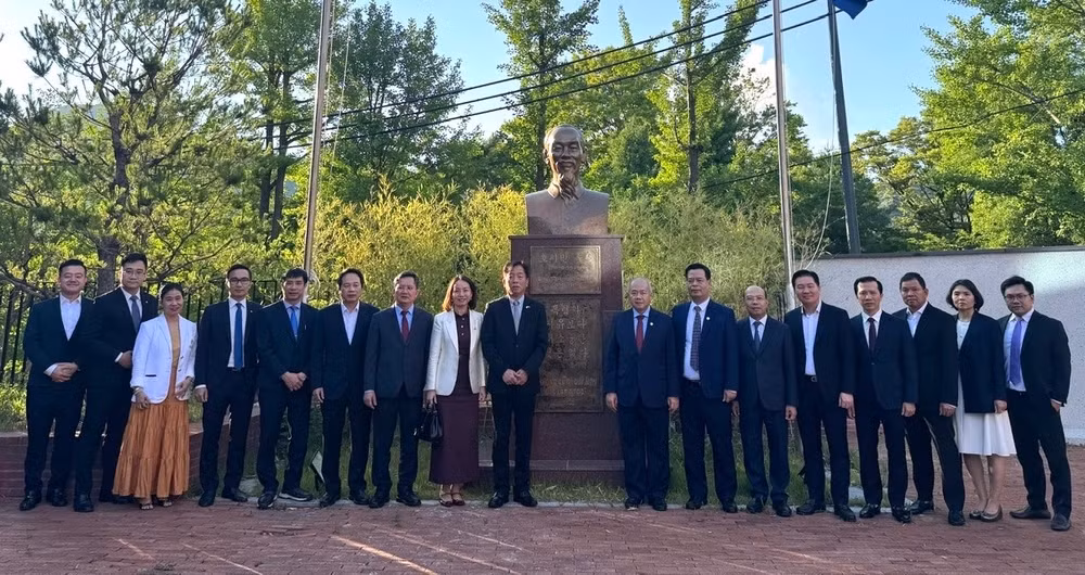 Cán bộ Đại sứ quán và Đoàn công tác của thành phố Hải Phòng chụp ảnh kỷ niệm bên Tượng Chủ tịch Hồ Chí Minh trong khuôn viên Đại sứ quán.