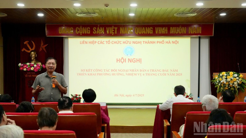 Các đại biểu trình bày tham luận tại hội nghị. (Ảnh: KHÁNH LAN) ndo_br_z6770935749735-dd6331b3b27c138fa4a4be8e3c49cbf0-1874.jpg