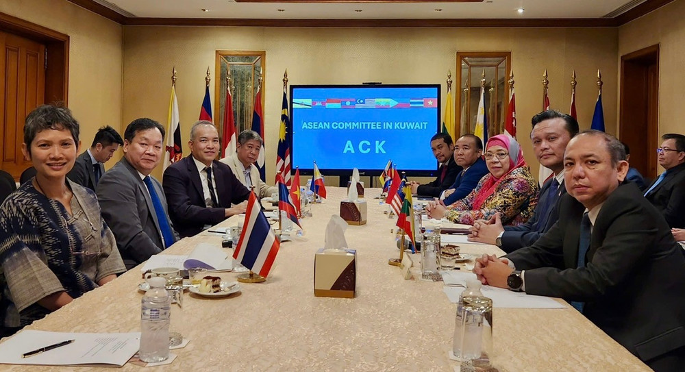Các Đại sứ, Đại biện các nước ASEAN tại Kuwait tiến hành họp thường kỳ. (Ảnh: Đại sứ quán Việt Nam tại Kuwait) anhthang2.jpg