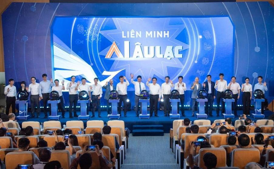 Các thành viên Liên Minh AI Âu Lạc thực hiện nghi thức ra mắt trong sự kiện sáng ngày 20/6/2025.