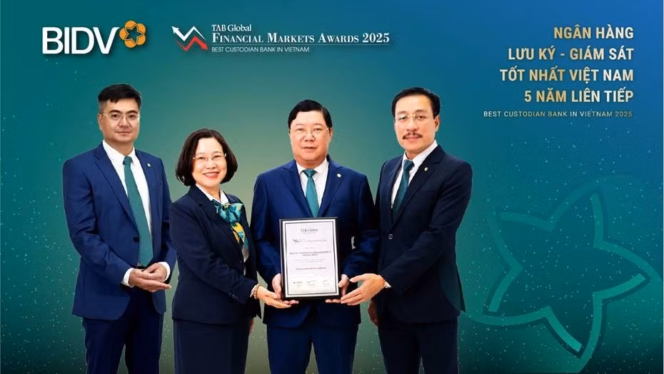 Đại diện BIDV lên nhận giải thưởng.