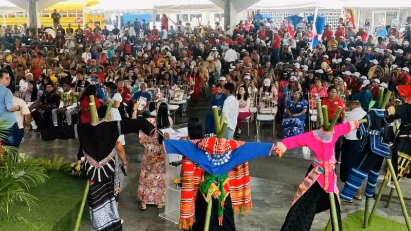 Khu trưng bày trang phục truyền thống của các dân tộc Việt Nam thu hút sự quan tâm của đông đảo quan khách tham dự Hội nghị. (Ảnh: Đại sứ quán Việt Nam tại Venezuela)