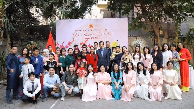 Các đại biểu tham dự chương trình Xuân Quê hương chụp ảnh kỷ niệm. (Ảnh do Đại sứ quán Việt Nam tại Ai Cập cung cấp)