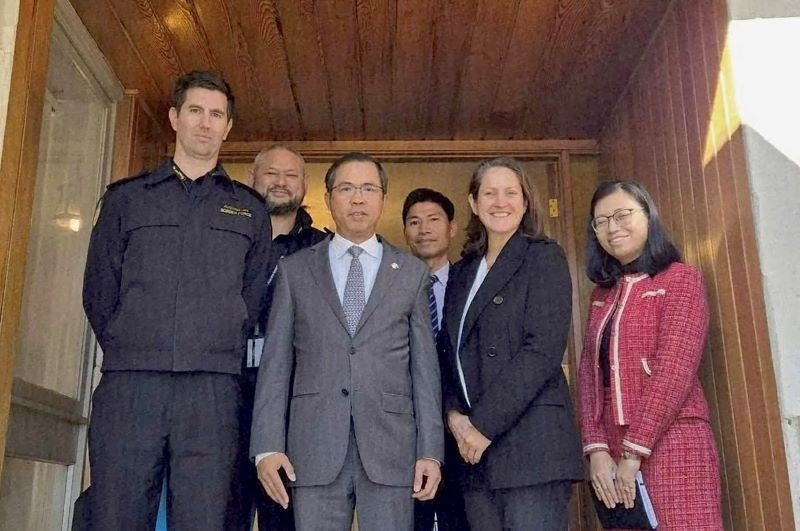 Đại sứ Phạm Hùng Tâm và bà Lynn Bell, Đại sứ chống buôn người và tội phạm xuyên quốc gia của Australia (thứ hai từ phải sang) và các thành viên tham dự buổi làm việc (Ảnh: Đại sứ quán Việt Nam tại Australia)
