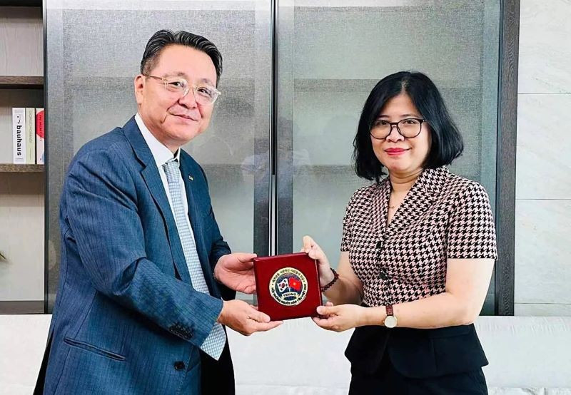 Tổng lãnh sự Việt Nam tại Busan Đoàn Phương Lan và ông Chang Ho Ick, Chủ tịch Hội Những người yêu Việt Nam tại Hàn Quốc. (Ảnh: Tổng lãnh sự quán Việt Nam tại Busan, Hàn Quốc)