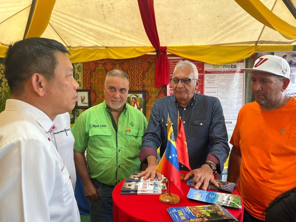 Đại sứ Vũ Trung Mỹ trao đổi với các doanh nghiệp Venezuela tại Hội chợ quốc tế Páez 2025. (Ảnh: Đại sứ quán Việt Nam tại Venezuela) ds-vu-trung-my-trao-doi-voi-cac-doanh-nghiep-venezuela-quan-tam-den-cac-san-pham-nong-nghiep-cua-viet-nam.jpg