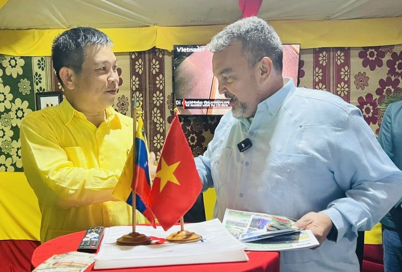Đại sứ Vũ Trung Mỹ tiếp, trao đổi với Thị trưởng Rafael Torrealba tại gian hàng Việt Nam tại Hội chợ quốc tế Páez 2025. (Ảnh: Đại sứ quán Việt Nam tại Venezuela)
