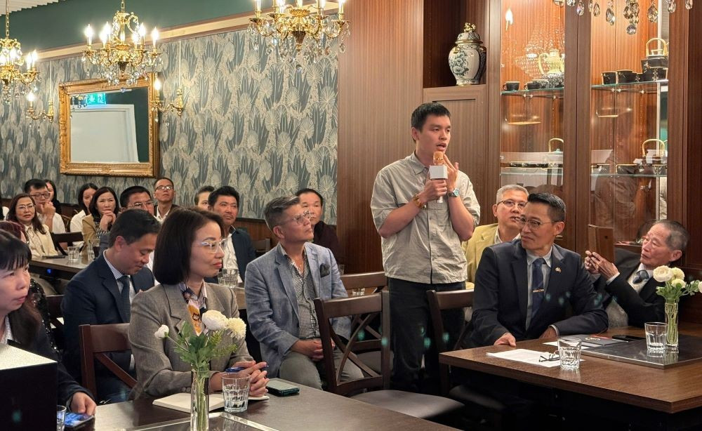 Đại diện bà con Việt kiều tại Thụy Điển phát biểu tại cuộc gặp gỡ với Đoàn công tác. (Ảnh: Ủy ban Nhà nước về người Việt Nam ở nước ngoài) thuydien.jpg