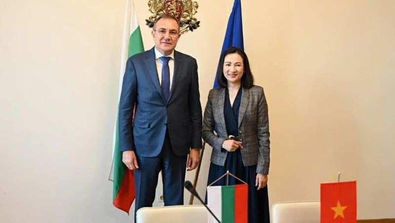 Đại sứ Nguyễn Thị Minh Nguyệt và Bộ trưởng Lao động và Chính sách xã hội Bulgaria Borislav Gutsanov. (Ảnh: Đại sứ quán Việt Nam tại Bulgaria)