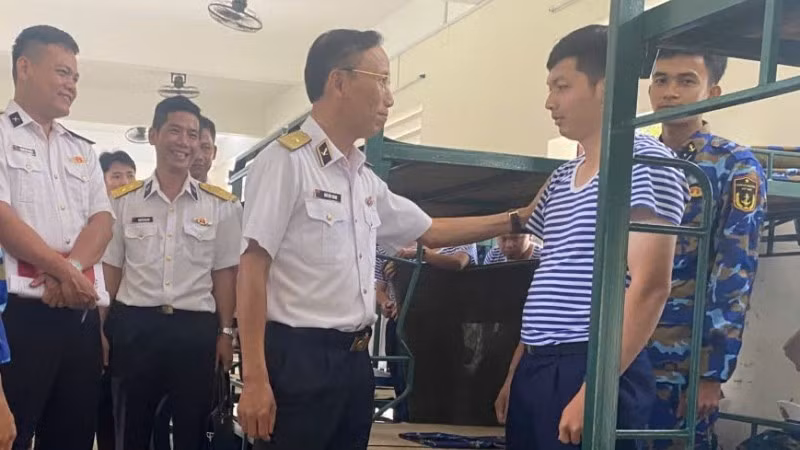 Đồng chí Chuẩn Đô đốc Ngô Văn Thành, Chính ủy Vùng 5 ân cần hỏi thăm, động viên chiến sĩ mới Tiểu đoàn 563b. (Ảnh do Vùng 5 Hải quân cung cấp)