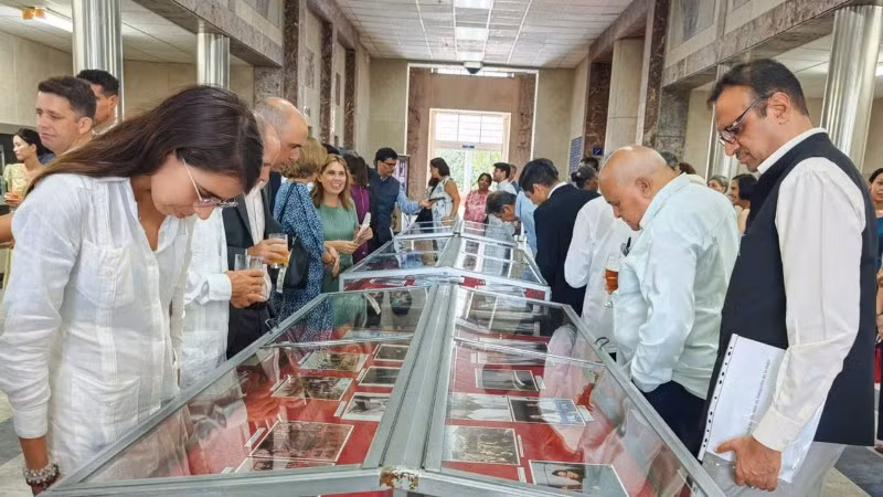 Các quan khách tham quan triển lãm ảnh. (Ảnh: Đại sứ quán Việt Nam tại Cuba)