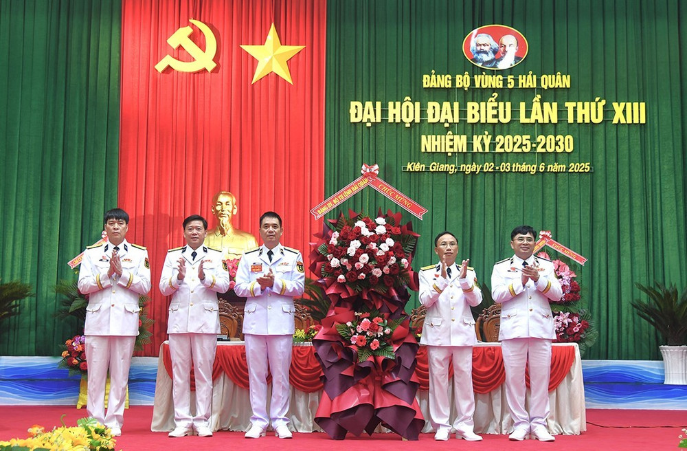 Thiếu tướng Nguyễn An Phong (thứ ba từ phải qua) tặng hoa chúc mừng Đại hội. (Ảnh: Văn Định) 2-thieu-tuong-nguyen-an-phong-thu-ba-tu-phai-qua-tang-hoa-chuc-mung-dai-hoi.jpg