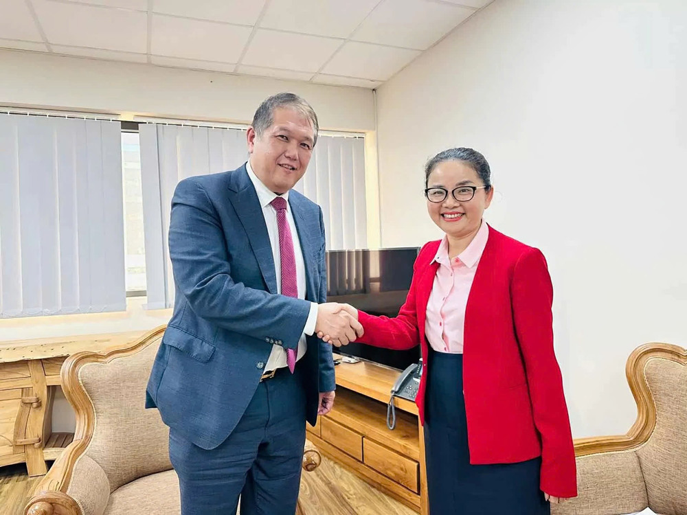 Đại sứ Trần Thị Thu Thìn gặp, chào xã giao Bộ trưởng Thương mại và bảo vệ người tiêu dùng John Michael Tzoun Sao Yeung Sik Yue. (Ảnh: Đại sứ quán Việt Nam tại Mozambique) thin4.jpg