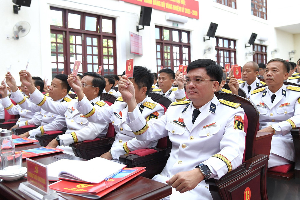 Các đại biểu biểu quyết thông qua các nội dung tại Đại hội, (Ảnh: Văn Định) 8-bieu-quyet-thong-qua.jpg
