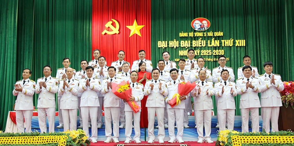 Ban chấp hành Đảng bộ Vùng 5 Hải quân nhiệm kỳ 2025-2030 và Đoàn đại biểu đi dự đại hội cấp trên ra mắt Đại hội. (Ảnh: Văn Định) 9-ban-chap-hanh-dang-bo-vung-5-hai-quan-nhiem-ky-2025-2030-va-doan-dai-bieu-di-du-dai-hoi-cap-tren-ra-mat-dai-hoi.jpg