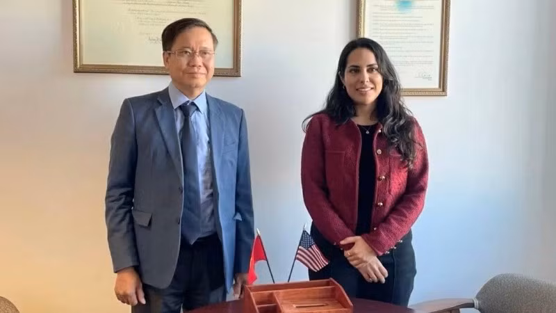 Tổng lãnh sự Việt Nam tại San Francisco Hoàng Anh Tuấn và bà Dilpreet Sidhu, Phó Thị trưởng thành phố Los Angeles.