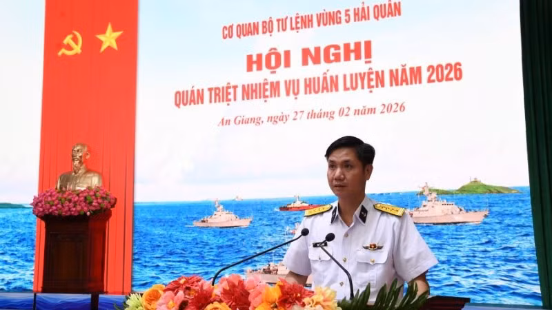 Đại tá Mai Đăng Danh, Phó Tư lệnh, Tham mưu trưởng Vùng 5 Hải quân dự và phát biểu chỉ đạo hội nghị. (Ảnh: Trần Kiên)