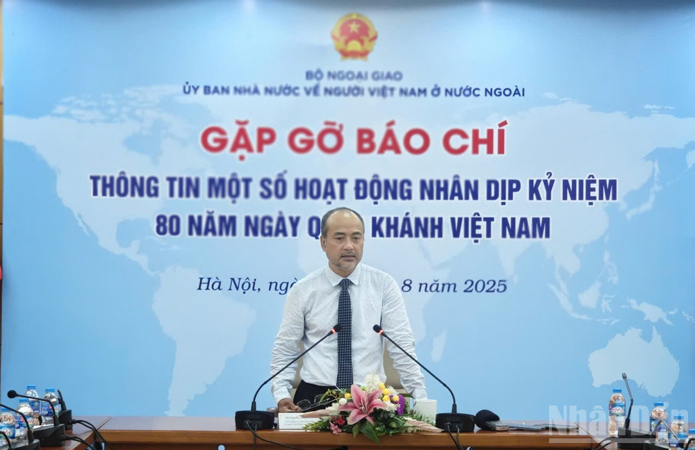 Chủ nhiệm Ủy ban Nhà nước về người Việt Nam ở nước ngoài Nguyễn Trung Kiên phát biểu tại buổi gặp gỡ báo chí. ndo_br_baochi2.jpg