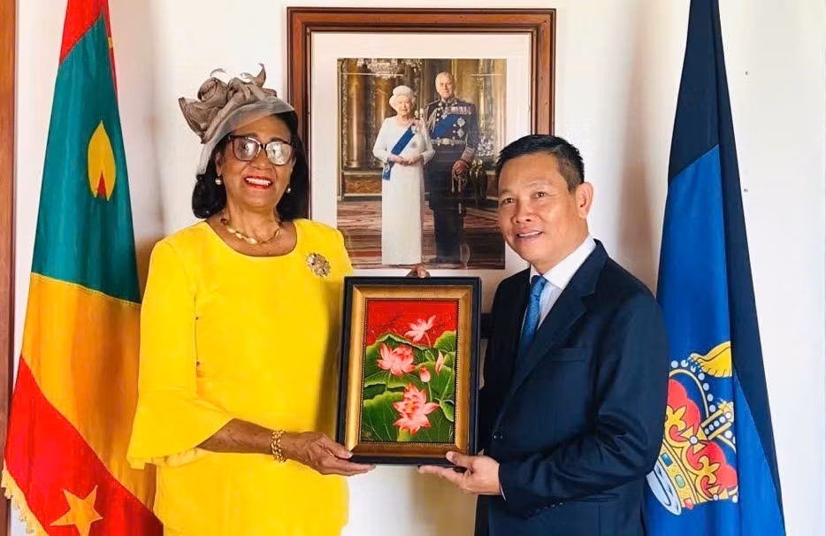 Đại sứ Vũ Trung Mỹ trao quà kỷ niệm tặng Toàn quyền Grenada, bà Cecile La Grenade. (Ảnh: Đại sứ quán Việt Nam tại Venezuela)