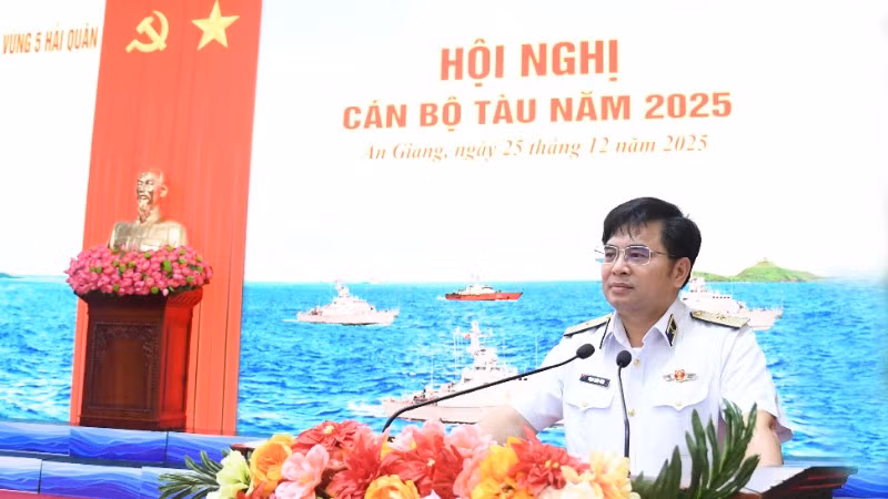 Chuẩn Đô đốc Trịnh Xuân Tùng, Tư lệnh Vùng 5 Hải quân phát biểu chỉ đạo tại Hội nghị. (Ảnh: Vùng 5 Hải quân cung cấp)
