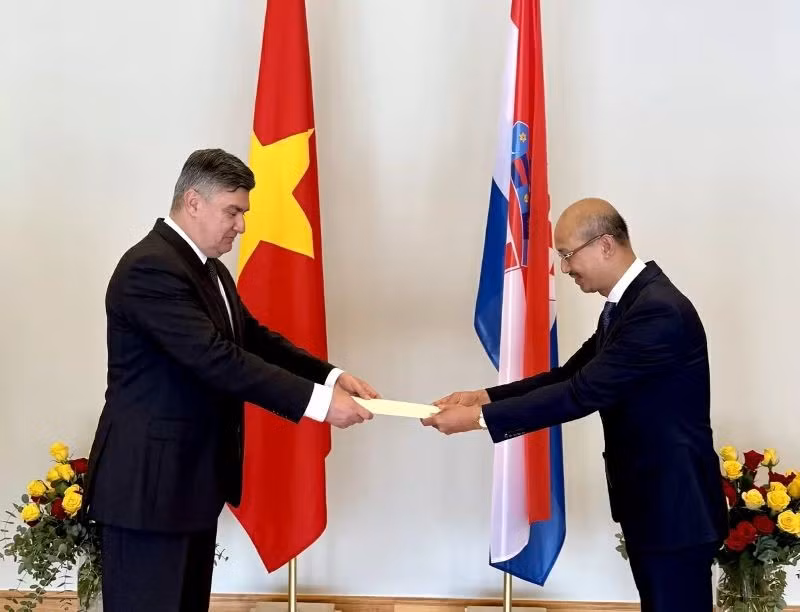 Đại sứ Việt Nam tại Croatia Bùi Lê Thái trình Thư ủy nhiệm của Chủ tịch nước Cộng hòa xã hội chủ nghĩa Việt Nam lên Tổng thống Cộng hòa Croatia Zoran Milanovíc. (Ảnh: Đại sứ quán Việt Nam tại Croatia)