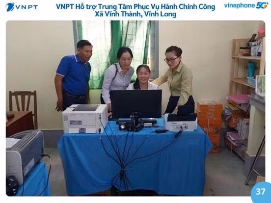 Cán bộ của VNPT hỗ trợ kỹ thuật tại một trung tâm hành chính công của tỉnh Ninh Bình
