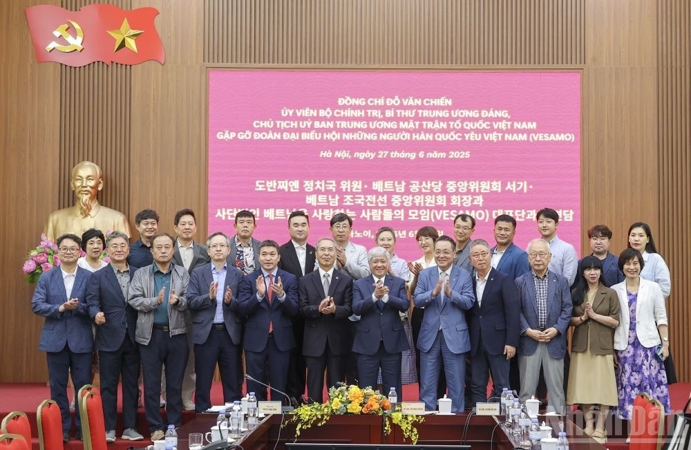 Đồng chí Đỗ Văn Chiến và lãnh đạo Liên hiệp các tổ chức hữu nghị Việt Nam, Hội Hữu nghị Việt Nam-Hàn Quốc chụp ảnh kỷ niệm với Đoàn đại biểu Hội Những người Hàn Quốc yêu Việt Nam. (Ảnh: PV) ndo_br_hanquoc2.jpg