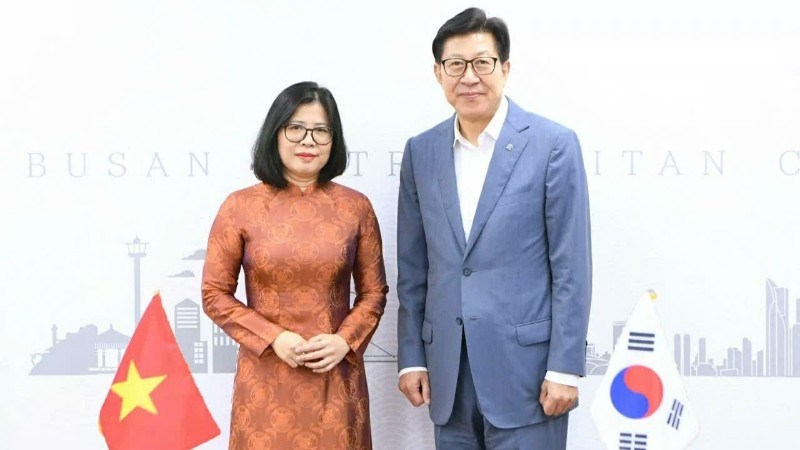 Tổng lãnh sự Việt Nam tại Busan (Hàn Quốc) Đoàn Phương Lan và Thị trưởng thành phố Busan Park Heong Joon. (Ảnh: Tổng lãnh sự Việt Nam tại Busan)