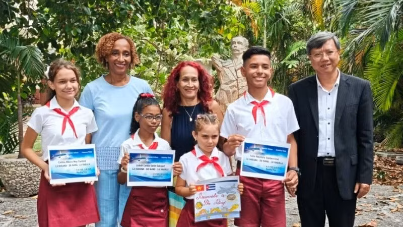 Đại sứ Lê Quang Long và các cháu thiếu nhi đạt giải tại Lễ trao giải Cuộc thi văn học và vẽ tranh “Cuba và Việt Nam: Một tình bạn không biên giới”. (Nguồn: ĐSQ Việt Nam tại Cuba)