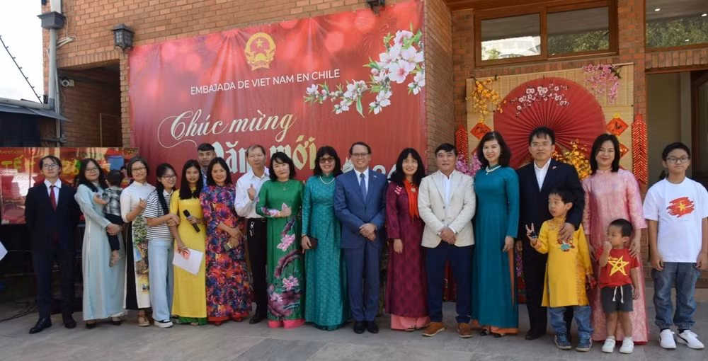 Các đại biểu tham dự sự kiện chụp ảnh kỷ niệm. (Ảnh do Đại sứ quán Việt Nam tại Chile cung cấp)