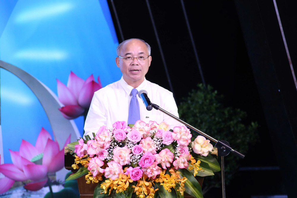 Phó Chủ tịch Ủy ban nhân dân tỉnh Đắk Lắk Trương Công Thái phát biểu chào mừng các đại biểu tham dự Lễ khai mạc. (Ảnh: Ủy ban Nhà nước về người Việt Nam ở nước ngoài) z6812754223947-39fdd7806f001bac4be2d130bd9ee1b0.jpg