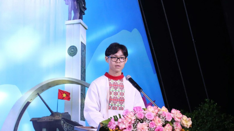 Bạn Nguyễn Đức Minh (20 tuổi, kiều bào đến từ Liên Bang Nga) chia sẻ tại buổi lễ. (Ảnh: Ủy ban Nhà nước về người Việt Nam ở nước ngoài) z6812754993416-2f811243bd148ec6b63a3b3cbfd49186-7393.jpg