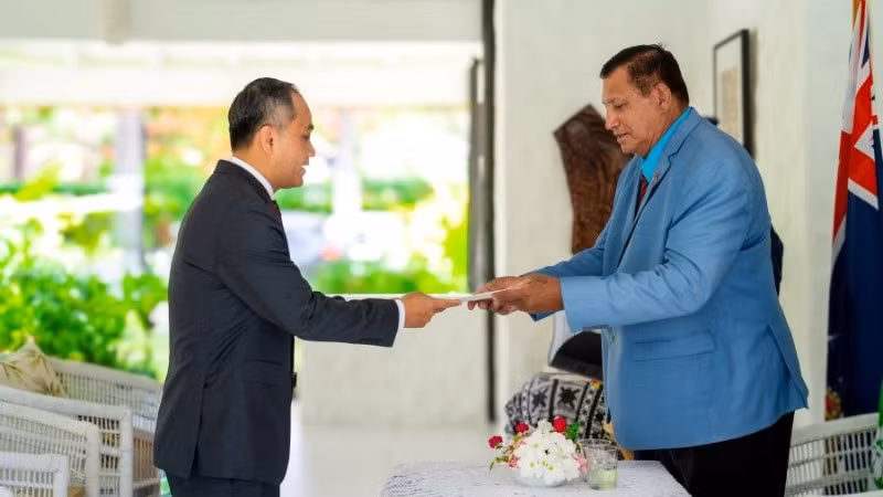 Đại sứ Phan Minh Giang trình Thư ủy nhiệm lên Đại diện Nhà vua Anh Charles III tại Quần đảo Cook Tom Marsters. (Ảnh: Đại sứ quán Việt Nam tại New Zealand)