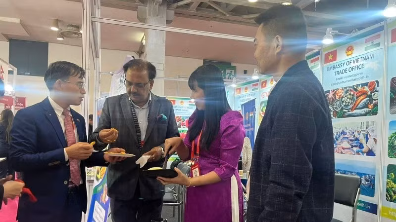 Gian hàng của các doanh nghiệp Việt Nam thu hút được sự quan tâm của các đối tác Ấn Độ. (Ảnh do Thương vụ Việt Nam tại Ấn Độ cung cấp)