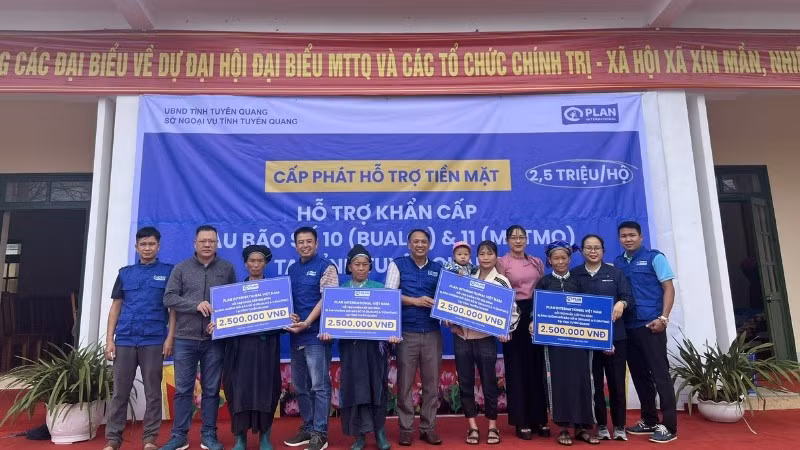 Ngày 16/10, những hộ gia đình đầu tiên tại xã Xín Mần (tỉnh Tuyên Quang) đã được Plan International Việt Nam hỗ trợ tiền mặt đa mục đích. (Ảnh: Quang Kiên)