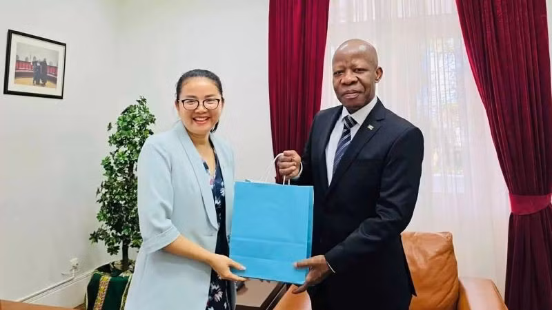 Đại sứ Trần Thị Thu Thìn và Chánh án Tòa án tối cao Mozambique Adelino Manuel Muchanga. (Ảnh: Đại sứ quán Việt Nam tại Mozambique)