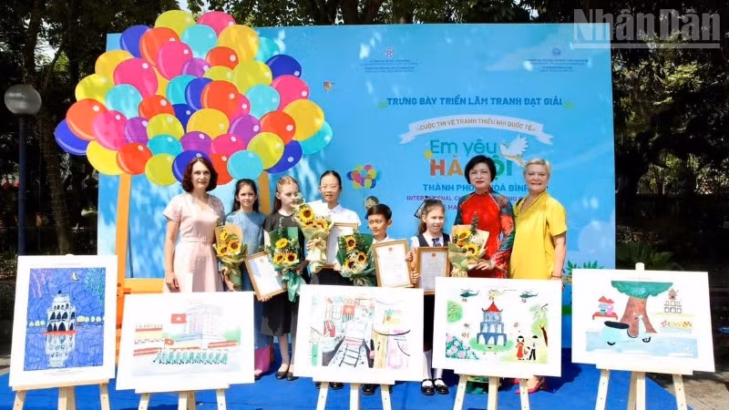 Đại diện Ban tổ chức chụp ảnh kỷ niệm với các thí sinh đạt giải cuộc thi. 