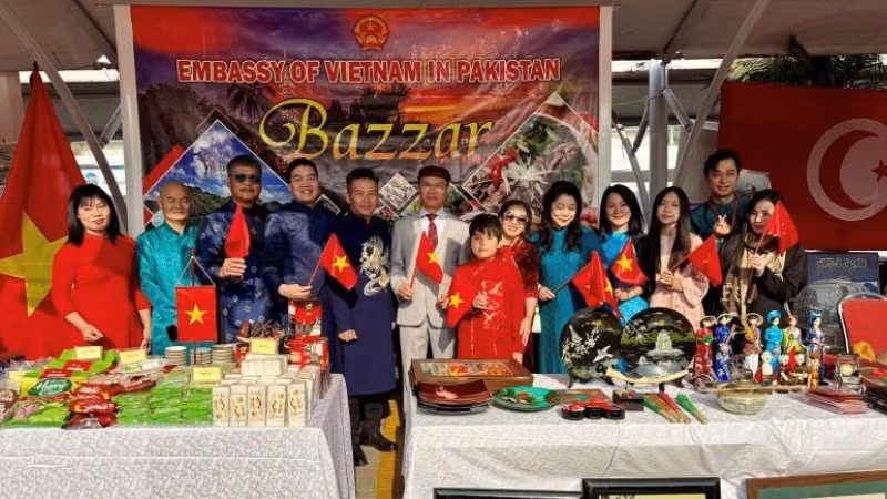 Cán bộ Đại sứ quán Việt Nam tại Pakistan bên gian hàng Việt Nam tại Hội chợ Hội chợ từ thiện Bazaar 2025. (Ảnh: Đại sứ quán Việt Nam tại Pakistan)