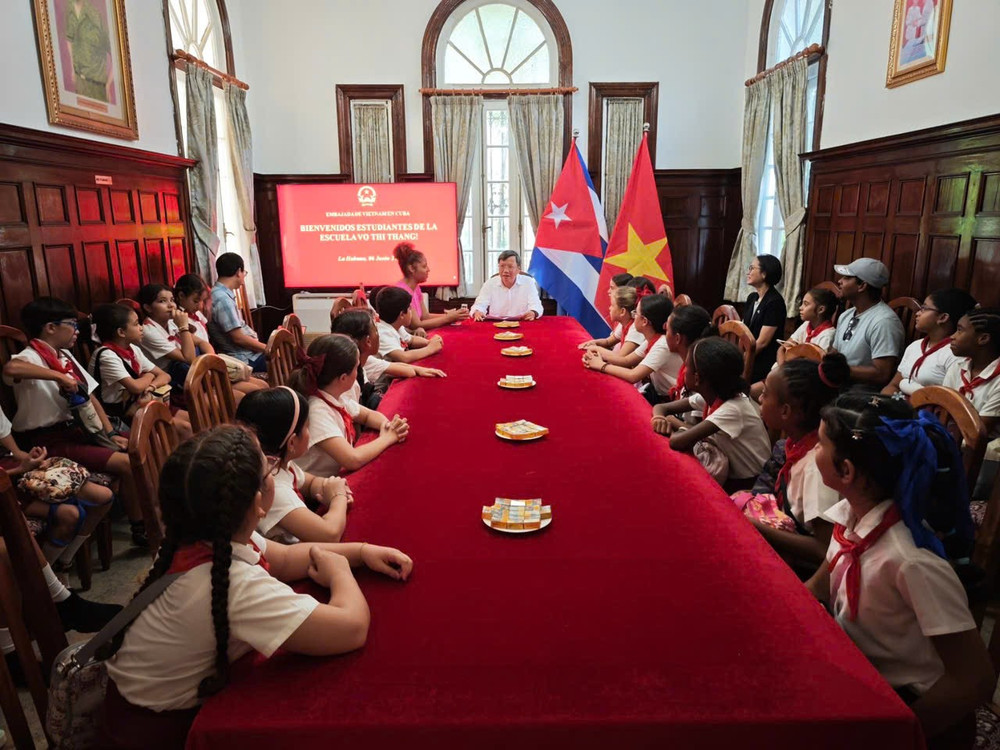 Đại sứ Lê Quang Long tiếp và nói chuyện với thầy cô giáo và học sinh Trường tiểu học Võ Thị Thắng. (Ảnh: Đại sứ quán Việt Nam tại Cuba) cuba2.jpg