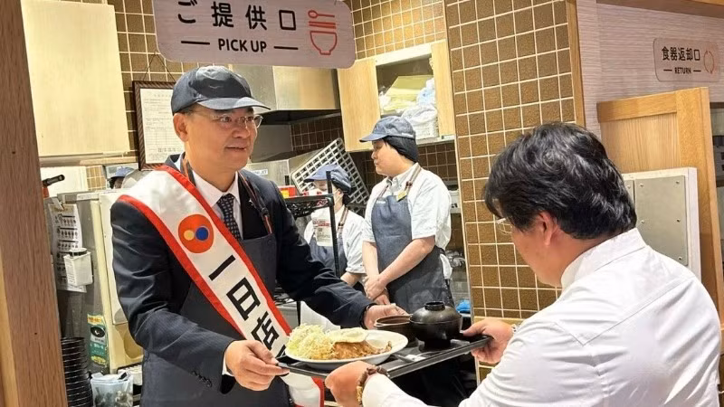 Đại sứ Việt Nam tại Nhật Bản Phạm Quang Hiệu đã tham gia sự kiện với mong muốn quảng bá món cơm tấm Việt Nam nói riêng và ẩm thực Việt Nam nói chung với người dân nước sở tại. (Ảnh: Đại sứ quán Việt Nam tại Nhật Bản)