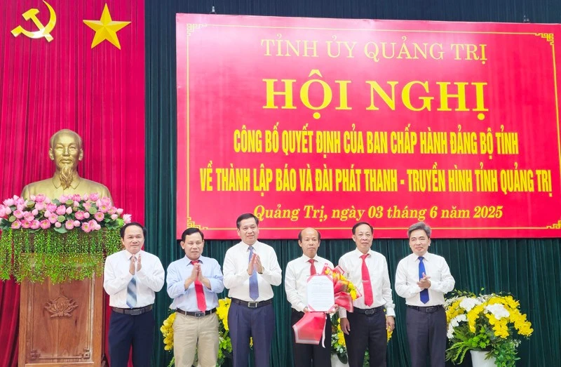 Bí thư Tỉnh ủy Quảng Trị Nguyễn Long Hải trao quyết định thành lập Báo và Đài Phát thanh-Truyền hình tỉnh Quảng Trị.