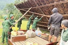 Cán bộ chiến sĩ Đồn Biên phòng Môn Sơn giúp đồng bào tháo dỡ nhà cũ.