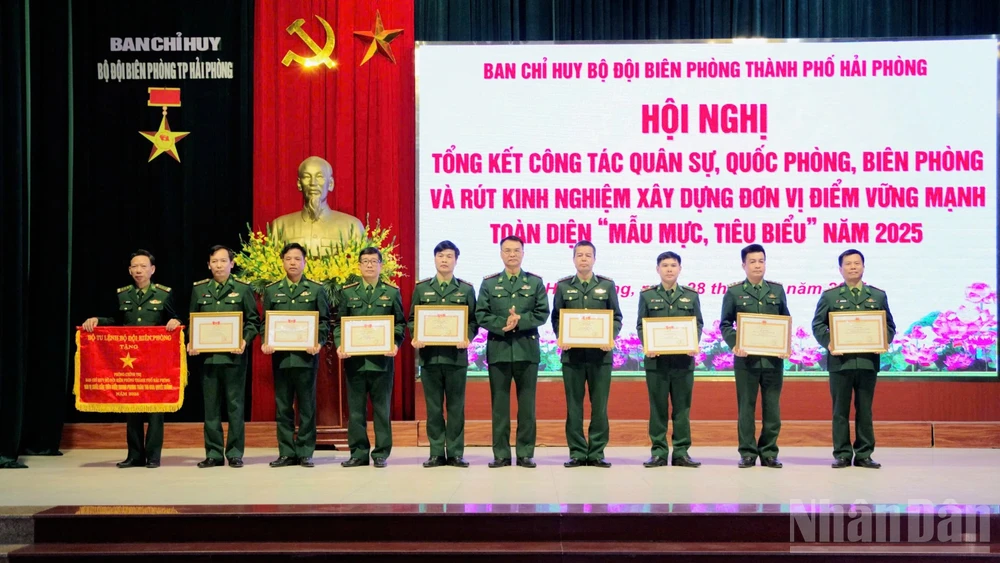 Đại tá Phạm Hồng Phong, Bí thư Đảng ủy, Chính ủy Bộ đội Biên phòng thành phố trao thưởng cho các tập thể có thành tích xuất sắc trong Phong trào Thi đua Quyết thắng năm 2025.