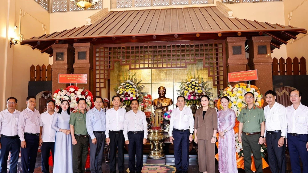 Chủ tịch Quốc hội Trần Thanh Mẫn dâng hoa, dâng hương tưởng nhớ đồng chí Võ Văn Kiệt. (Ảnh: TTXVN)