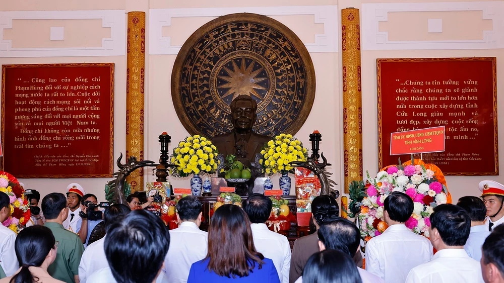 Chủ tịch Quốc hội Trần Thanh Mẫn tưởng nhớ đồng chí Phạm Hùng. (Ảnh: TTXVN)