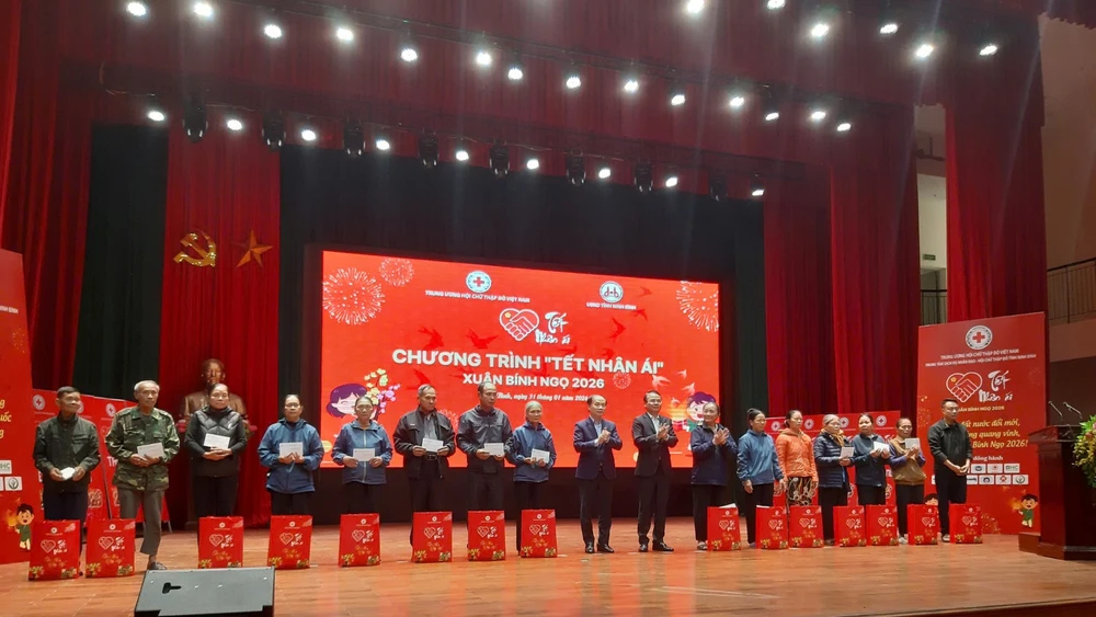 Đồng chí Phạm Tất Thắng, Phó Trưởng Ban Tuyên giáo và Dân vận Trung ương và đồng chí Đặng Xuân Phong, Bí thư Tỉnh ủy Ninh Bình trao quà cho người dân.