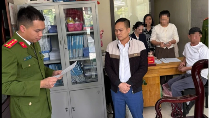 Công an tỉnh Quảng Ninh thực hiện quy trình tố tụng đối với Nguyễn Văn Hải, Giám đốc Trung tâm công tác xã hội Hải Hà. (Ảnh: Công an tỉnh Quảng Ninh)